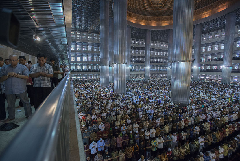   Ribuan umat muslim menunaikan ibadah salat Jumat di Masjid Istiqlal, Jakarta, Jumat (31/10). (Antara/Widodo S. Jusuf)