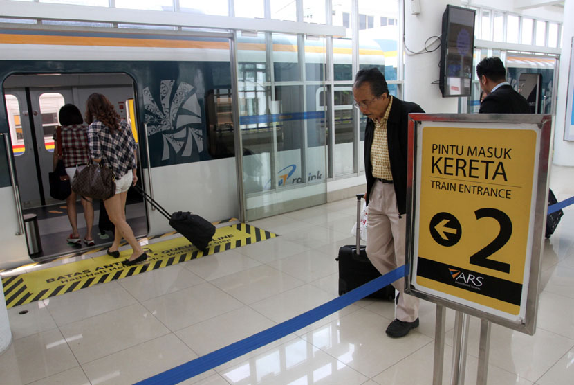 Penumpang kereta bandara bersiap naik ke gerbong menuju Bandara Kualanamu di Stasiun Kereta Api Besar, Medan, Sumut, Jumat (31/10). (Antara/Irsan Mulyadi)