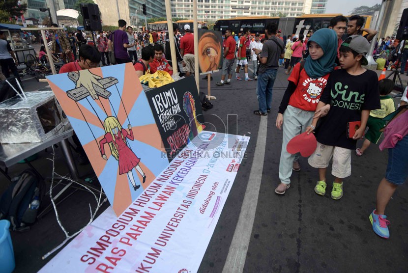 Sejumlah anak membentangkan poster Aku Ingin Dilindungi saat aksi menentang kekerasan kepada anak di Jakarta, Ahad (2/11). (Republika/Agung Supriyanto)