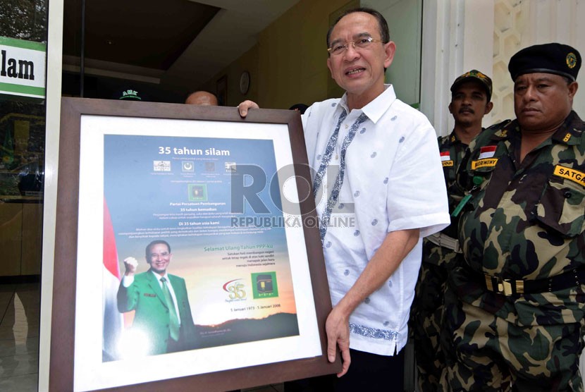  Mantan Ketua umum Partai Persatuan Pembangunan (PPP), Suryadharma Ali meninggalkan Kantor Pusat PPP di Jakarta, Ahad (2/11). (Republika/Agung Supriyanto)  