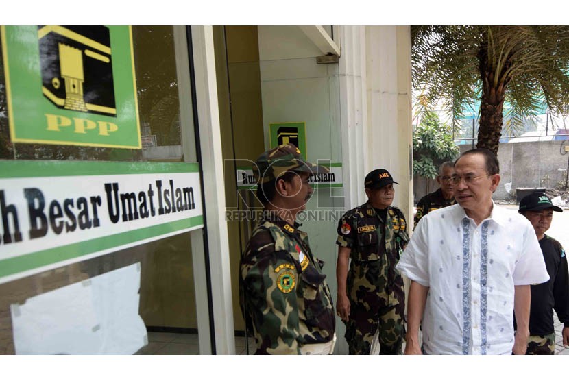  Mantan Ketua umum Partai Persatuan Pembangunan (PPP), Suryadharma Ali meninggalkan Kantor Pusat PPP di Jakarta, Ahad (2/11). (Republika/Agung Supriyanto)  