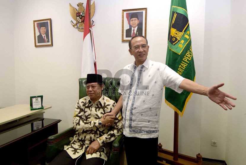  Mantan Ketua umum Partai Persatuan Pembangunan (PPP), Suryadharma Ali (kanan) menerima kedatangan Ketua umum PPP terpilih, Djan Faridz (kiri) di Kantor Pusat PPP, Jakarta, Ahad (2/11). (Republika/Agung Supriyanto)  