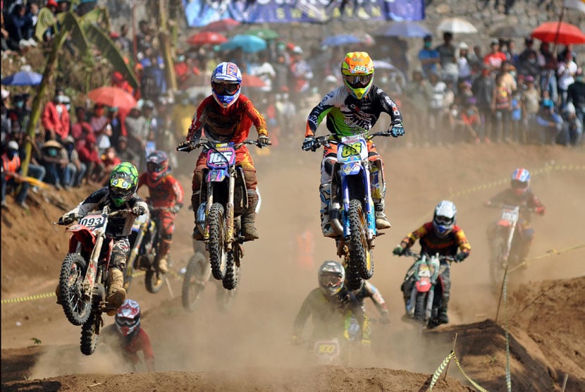 Sejumlah crosser beradu cepat di lintasan grasstrack pada Grand FInal Kejurnas Grasstrack 2014 di Sirkuit Gopaan, Klepu, Pringsurat, Temanggung, Jateng, Ahad (2/11). (Antara/Anis Efizudin)