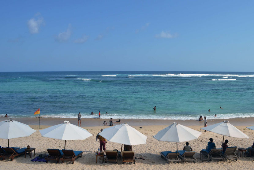 Wisatawan menikmati pemandangan di Pantai Pandawa, Kab. Badung, Bali, Ahad (2/11). (Antara/Fikri Yusuf)