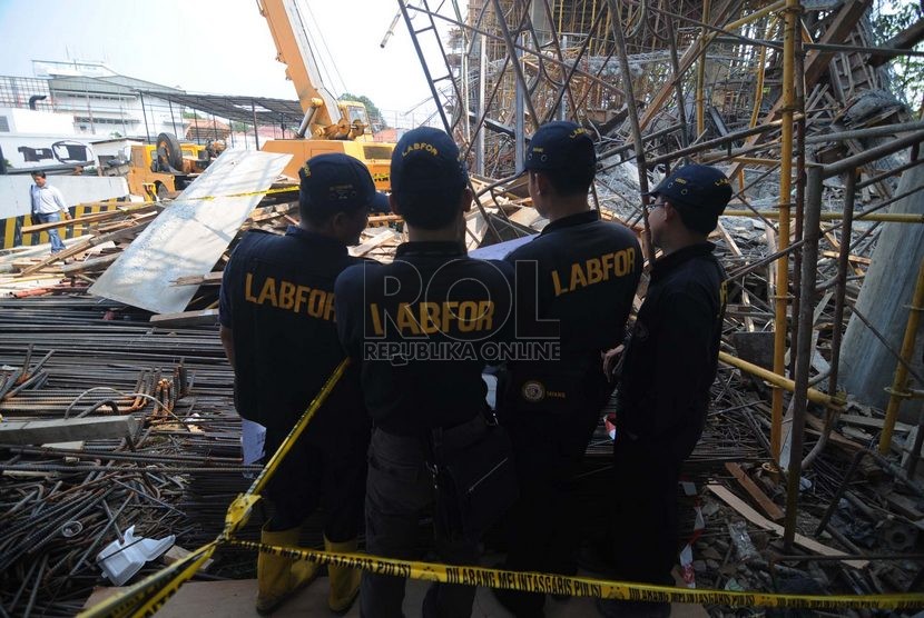  Petugas Puslabfor Mabes Polri mengidentifikasi tempat kejadian ambruk jembatan yang runtuh di Taman Ismail Marzuki, Jakarta Pusat, Senin (3/11).  (Republika/Raisan Al Farisi)