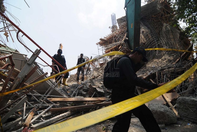 Petugas Puslabfor Mabes Polri mengidentifikasi tempat kejadian ambruk jembatan yang runtuh di Taman Ismail Marzuki, Jakarta Pusat, Senin (3/11).  (Republika/Raisan Al Farisi)