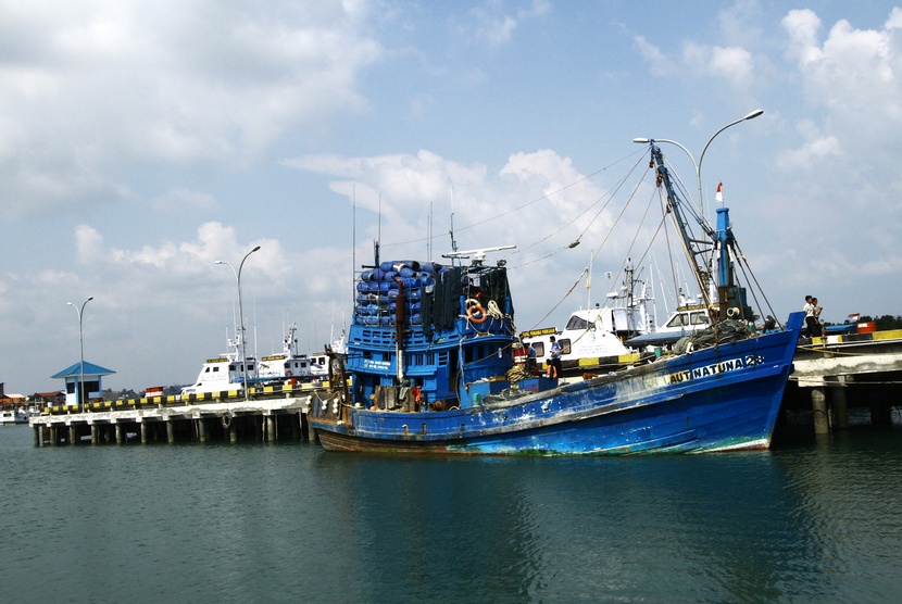 Kapal nelayan asal Thailand ditahan di dermaga Pengawas Sumber Daya Kelautan dan Perikanan (PSDKP) Pulau Setoko, Batam, Senin (3/11). (Antara/Joko Sulistyo)