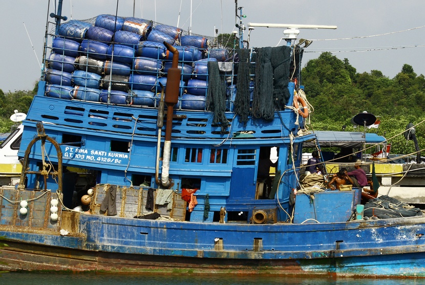 Kapal nelayan asal Thailand ditahan di dermaga Pengawas Sumber Daya Kelautan dan Perikanan (PSDKP) Pulau Setoko, Batam, Senin (3/11). (Antara/Joko Sulistyo)