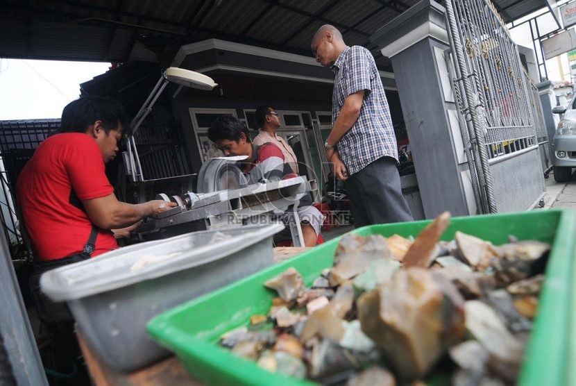  Sejumlah pengguna jasa batu akik menunggu proses pembentukan batu di Kawasan Bukit Duri, Jakarta Selatan, Selasa (4/11).   (Republika/Raisan Al Farisi)