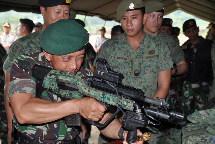  Panglima Kostrad Letnan Jenderal TNI Mulyono (kiri) mencoba senjata milik Singapura Armed Forces (SAF) di sela pembukaan latihan bersama Safkar Indopura antara TNI AD dengan SAF di Lapangan Tembak Plempungan Kabupaten Magelang, Jawa Tengah, Selasa (4/11).