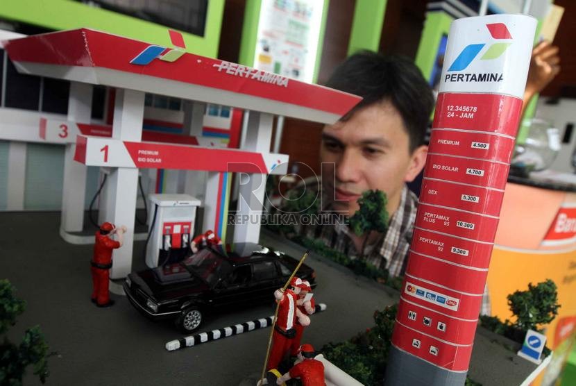  Pengunjung mengamati maket SPBU saat acara Innovation Expo Pertamina, Jakarta, Selasa (4/11).   (Republika/ Yasin Habibi)
