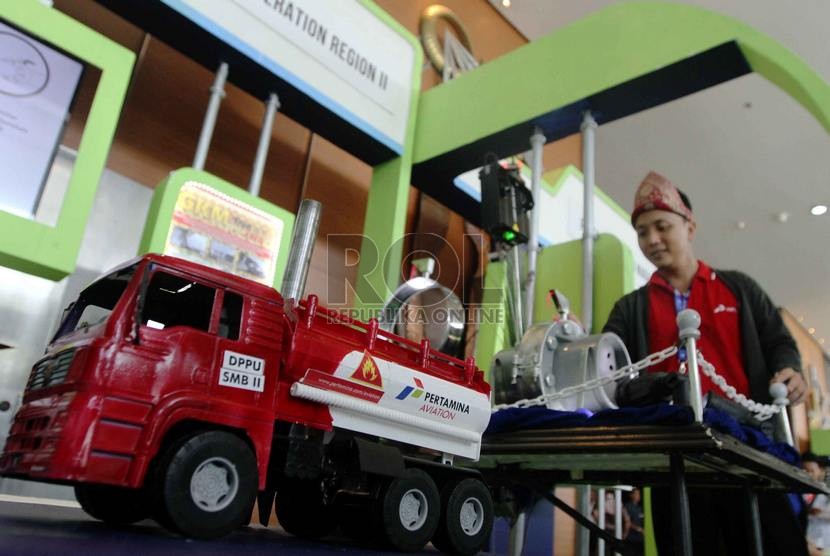  Pengunjung melihat maket truk tangki Pertamina saat acara Innovation Expo Pertamina, Jakarta, Selasa (4/11).     (Republika/ Yasin Habibi)