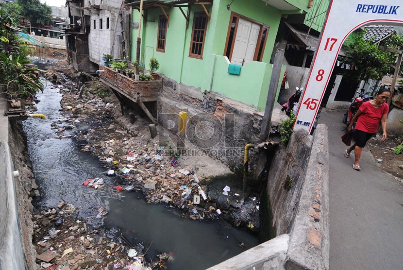  Warga melintas di tepi anak Kali Ciliwung yang dipenuhi sampah di kawasan Pegangsaan, Menteng, Jakarta Pusat, Rabu (5/11). (Republika/Raisan Al Farisi)   
