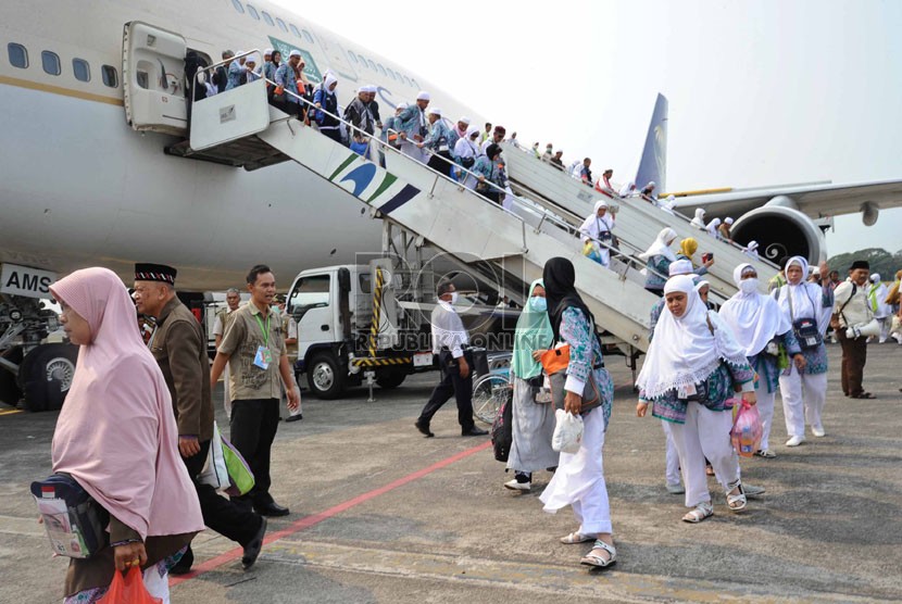 Jamaah haji menuruni pesawat Saudi Arabian Airlines saat tiba di bandara Halim Perdana Kusuma, Jakarta, Rabu (5/11). (Republika/Tahta Aidilla)