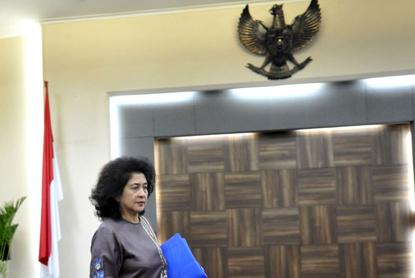 Menkes Nila Farid Moeleok bersiap memberikan keterangan pers terkait Program Indonesia Sehat di Kantor Kemenkes Jakarta, Rabu (5/11). (Antara/Andika Wahyu)