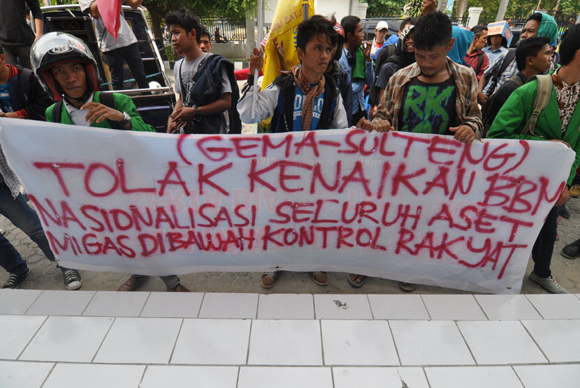  Sejumlah mahasiswa yang tergabung dalam Gerakan Mahasiswa (GEMA) Sulawesi Tengah melakukan aksi menolak rencana kenaikan BBM di Palu, Sulawesi Tengah, Rabu (5/11). (Antara/Mohamad Hamzah)