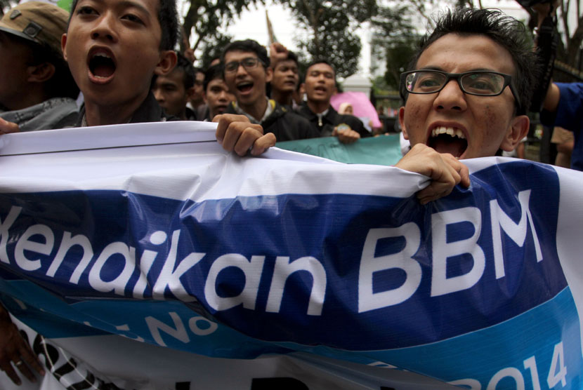 Sejumlah mahasiswa yang tergabung dalam Kesatuan Aksi Mahasiswa Muslim Indonesia (KAMMI) berunjuk rasa menolak rencana kenaikan BBM di halaman gedung DPRD Sumut, Medan, Rabu (5/11). (Antara/Irsan Mulyadi)