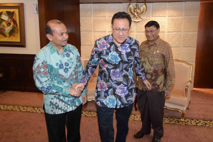  Ketua DPD RI Irman Gusman (kanan) menerima kedatangan Kepala Badan Perencanaan Pembangunan Nasional (Bappenas) Andrinof Chaniago di Ruang Pimpinan DPD RI, Komplek Parlemen, Jakarta, Kamis (6/11).  ( Republika/Agung Supriyanto)