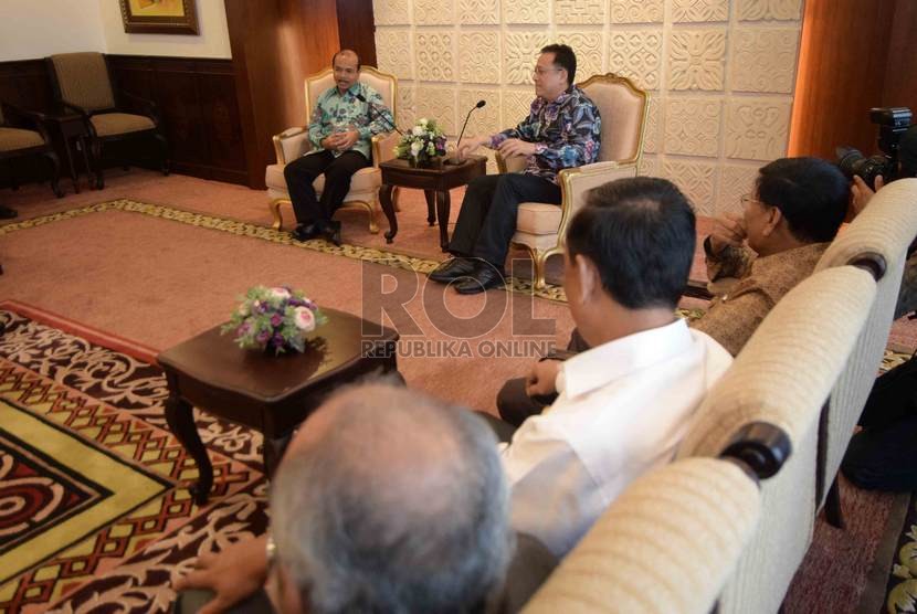  Ketua DPD RI Irman Gusman (kanan) menerima kedatangan Kepala Badan Perencanaan Pembangunan Nasional (Bappenas) Andrinof Chaniago di Ruang Pimpinan DPD RI, Komplek Parlemen, Jakarta, Kamis (6/11).  ( Republika/Agung Supriyanto)