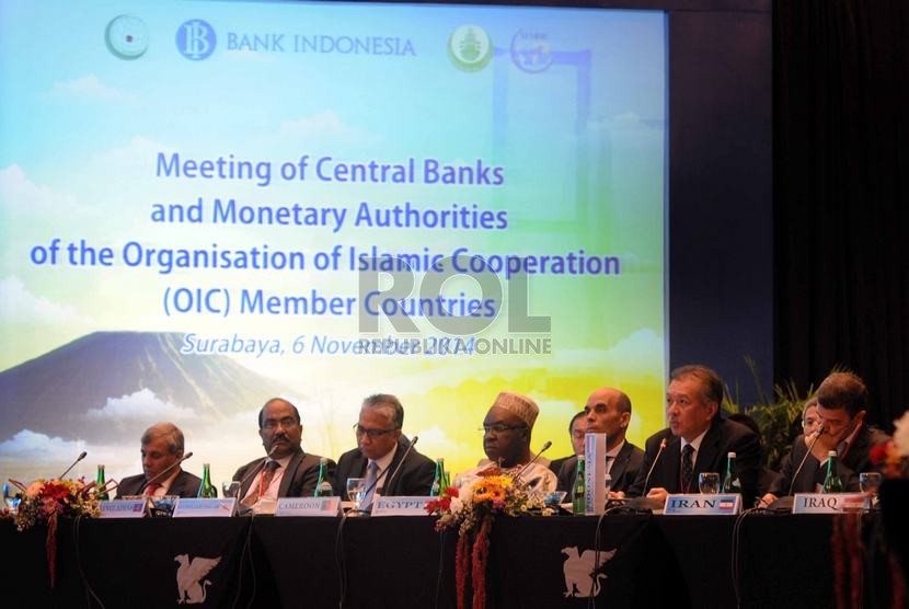  Sejumlah perwakilan dari bank sentral dan otoritas moneter negara-negara anggota OKI (Organisasi Kerjasama Islam) menghadiri pertemuan Bank Sentral dan Otoritas Moneter negara anggota OKI di Surabaya, Jawa Timur, Kamis (6/11).  (Republika/Rakhmawaty La'la