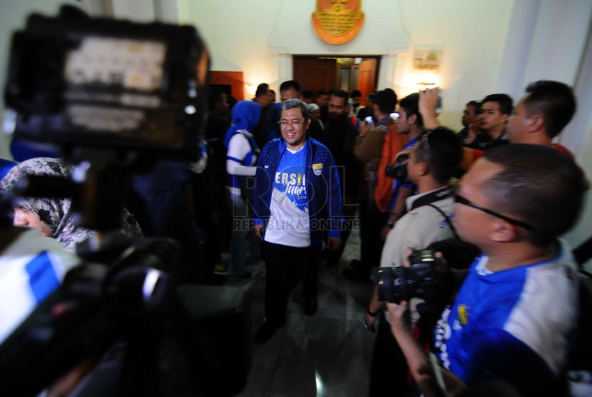 Gubernur Jawa Barat Ahmad Heryawan usai menemui para pemain Persib Bandung di Gedung Sate, Ahad (9/11) malam. (foto: Septianjar Muharam) 