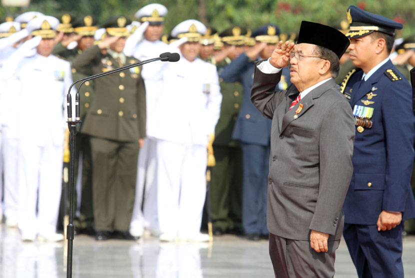 Wakil Presiden Jusuf Kalla memberi hormat saat Upacara Ziarah Nasional di Taman Makam Pahlawan Nasional, Kalibata, Jakarta, Senin (10/11). (Antara/M Agung Rajasa)