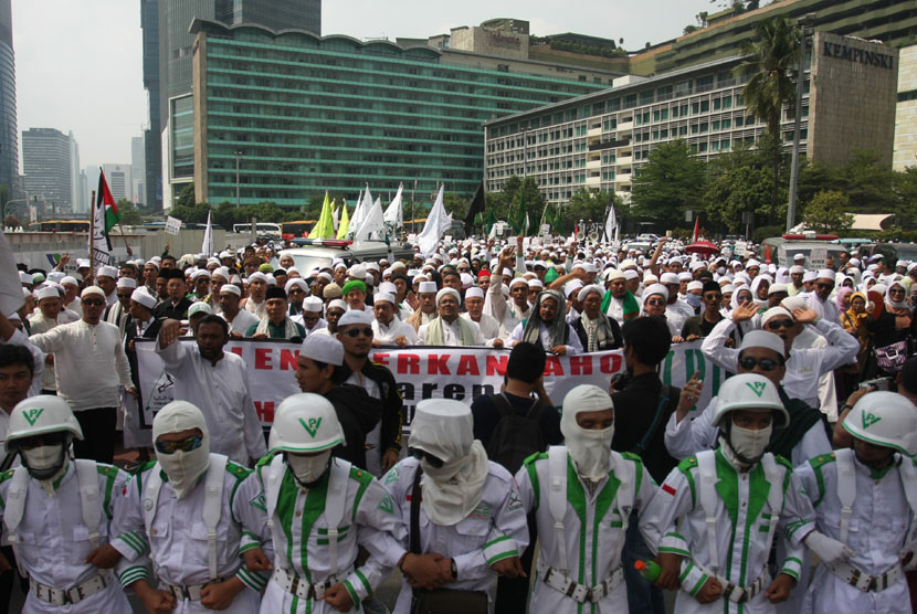  Sejumlah pengunjukrasa dari Front Pembela Islam (FPI), Laskar Pembela Islam (LPI) dan Forum Umat Islam (FUI) menggelar aksi unjuk rasa di Bunderan Hotel Indonesia, sebelum bertolak ke DPRD DKI, Jakarta, Senin (10/11). (Antara/Reno Esnir)