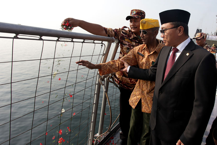   Ketua MPR  Zulkifli Hasan bersama veteran perang laut aru melakukan tabur bunga ke laut dari buritan kapal KRI 593 Banda Aceh, Jakarta, Senin (10/11).(Antara/Muhammad Adimaja)