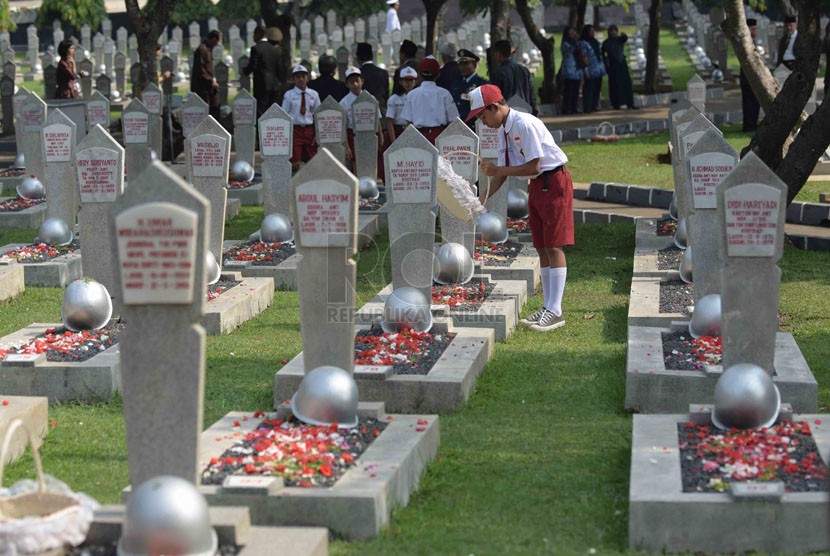    Sejumlah siswa melakukan tabur bunga ke sejumlah makam pahlawan usai Upacara Ziarah Nasional di Taman Makam Pahlawan Nasional, Kalibata, Jakarta, Senin (10/11). (Republika/Agung Supriyanto)