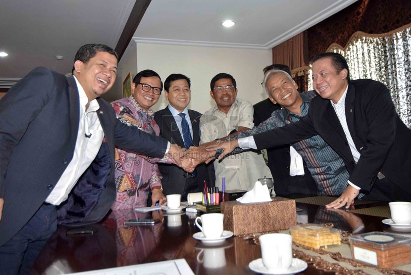  Dua kubu di DPR, Koalisi Merah Putih (KMP) dan Koalisi Indonesia Hebat (KIH) sepakat berdamai dalam pertemuan di Kompleks Parlemen Senayan, Jakarta, Senin (10/11). (Republika/Agung Supriyanto)
