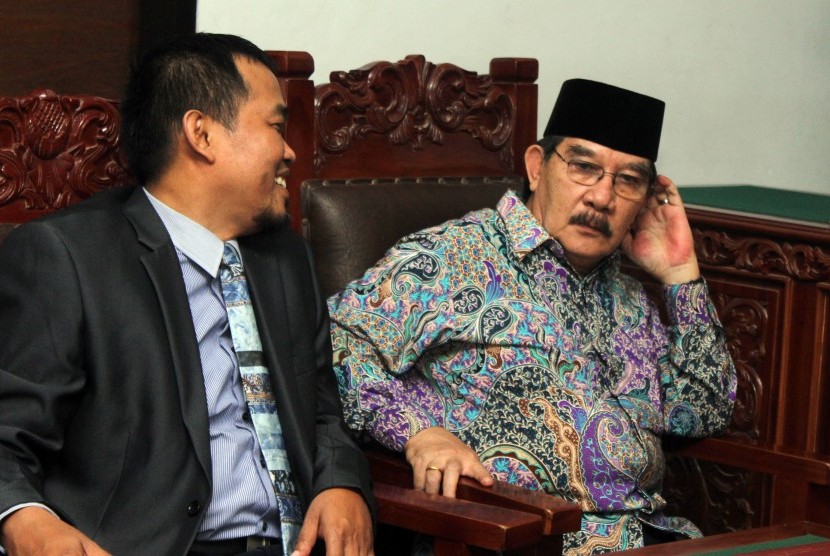 Terpidana 18 tahun Penjara Antasari Azhar (kanan) berbincang dengan kuasa hukumnya sebelum dimulainya sidang perdana gugatan di Pengadilan Negeri Tangerang, Banten, Senin (10/11).  (Antara/Muhammad Iqbal)