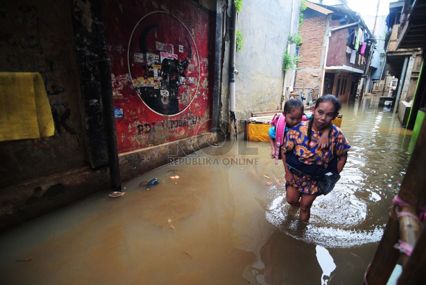   Aktifitas warga saat banjir yang menggenangi Kawasan Kampung Pulo Gang 5, Jakarta Timur, Selasa (11/11). (Republika/Raisan Al Farisi)
