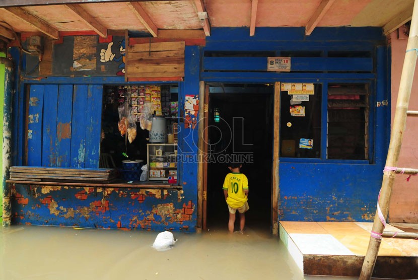    Sebuah rumah terendam banjir di Kawasan Kampung Pulo gang 5, Jakarta Timur, Selasa (11/11). (Republika/Raisan Al Farisi)