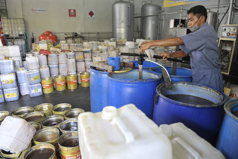  Seorang pekerja memanaskan minyak jelantah yang diperoleh dari sejumlah hotel dan restoran di Bali, Selasa (11/11).