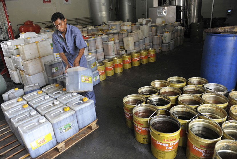  Seorang pekerja mengumpulkan minyak jelantah yang diperoleh dari sejumlah hotel dan restoran di Bali untuk diproses menjadi bahan bakar minyak (BBM) biosolar di Denpasar, Bali, (ilustrasi)