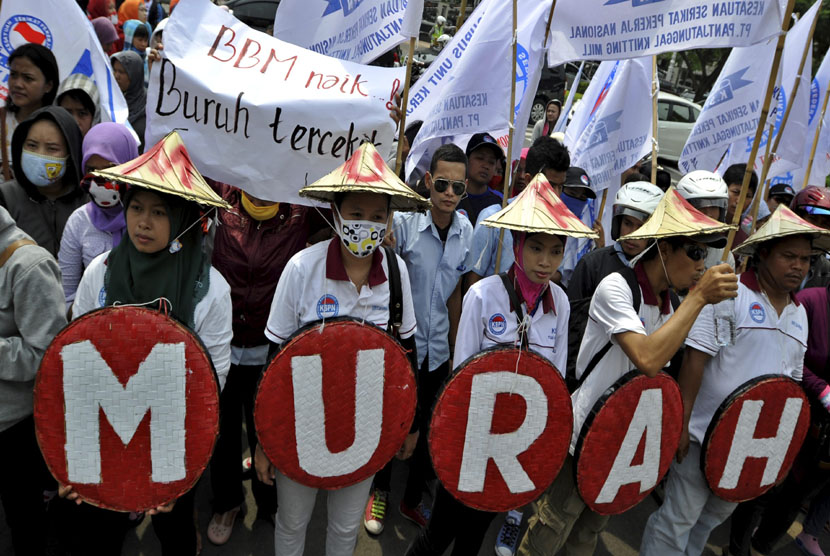 Buruh yang tergabung dalam Aliansi Gerakan Buruh Berjuang (Gerbang) saat berunjuk rasa menolak upah murah, di Semarang, Jateng, Selasa (11/11). (Antara/R. Rekotomo)