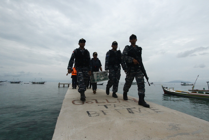  Sejumlah prajurit TNI AL mengangkat peti uang di Pulau Bukulimau, Kecamatan Manggar, Belitung Timur, Babel , Selasa (11/11).  (Antara/Joko Sulistyo)