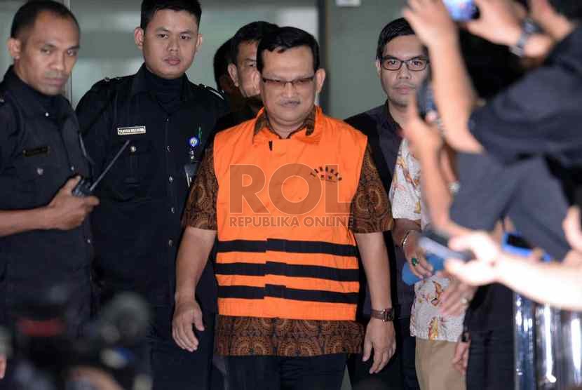  Mantan Wakakorlantas Brigjen Didik Purnomo menggunakan rompi tahanan meninggalkan Gedung KPK, Jakarta, Selasa (11/11).  (Republika/Wihdan)