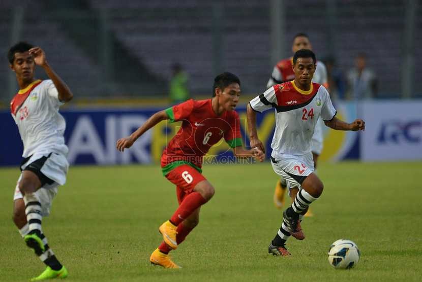 Pesepakbola timnas Indonesia Evan Dimas berusaha mengejar bola pada laga persahabatan Timnas Indonesia melawan Timor Leste di Stadion Utama Gelora Bung Karno, Jakarta Selasa (11/11). (Republika/Yogi Ardhi)