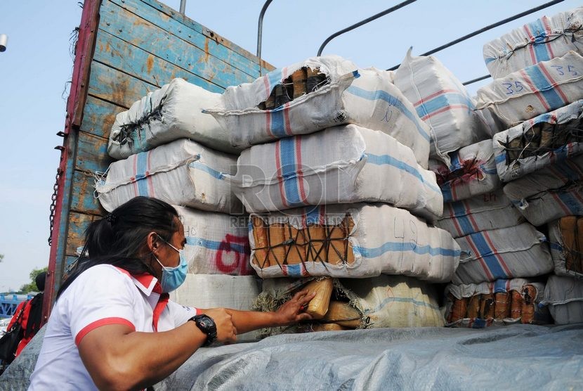  Petugas BNN menghadirkan tersangka beserta barang bukti saat pemusnahan barang bukti narkotika di Garbage Plants Bandara Soekarno Hatta, Tangerang, Banten, Rabu (12/11). (Republika/Rakhmawaty La'lang)