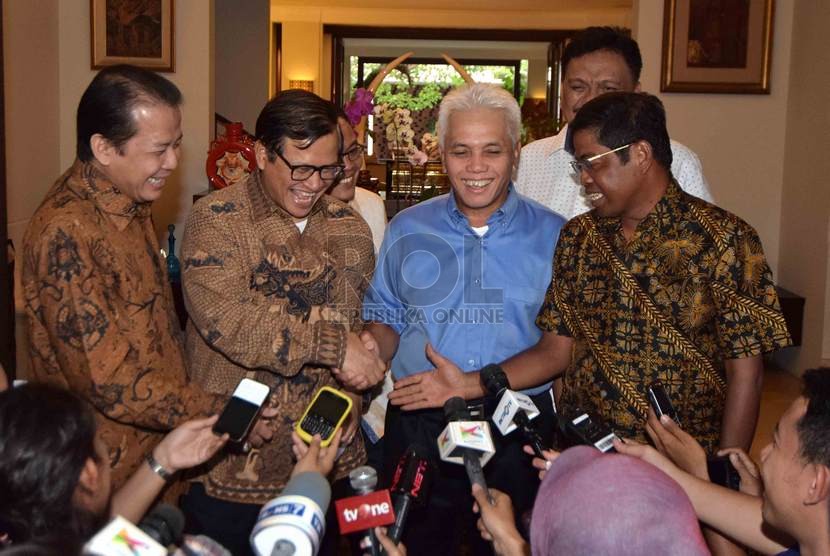  Politikus PDIP Pramono Anung (kedua kiri) bersama Ketua Umum PAN Hatta Rajasa (kedua kanan) usai melakukan pertemuan tertutup di kediaman Hatta Rajasa, Jakarta, Rabu (12/11).  (Republika/Agung Supriyanto)