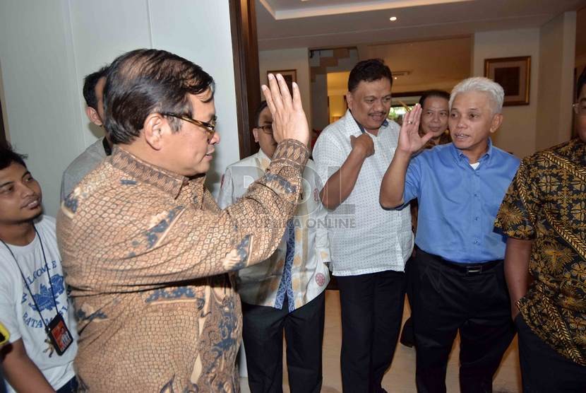  Politikus PDIP Pramono Anung (kiri) bersama Ketua Umum PAN Hatta Rajasa (kanan) usai melakukan pertemuan tertutup di kediaman Hatta Rajasa, Jakarta, Rabu (12/11).  (Republika/Agung Supriyanto)