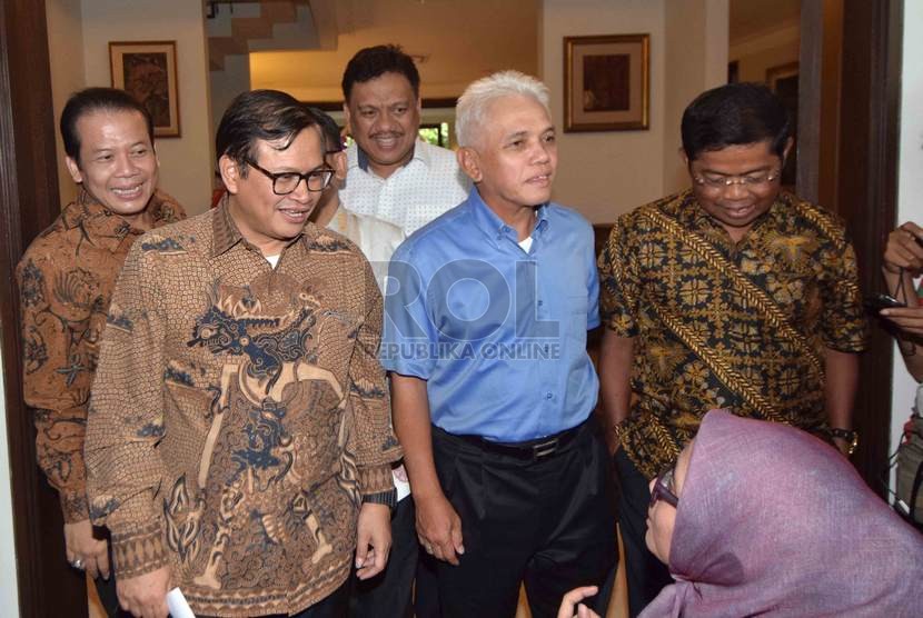  Politikus PDIP Pramono Anung bersama Ketua Umum PAN Hatta Rajasa usai melakukan pertemuan tertutup di kediaman Hatta Rajasa, Jakarta, Rabu (12/11).  (Republika/Agung Supriyanto)