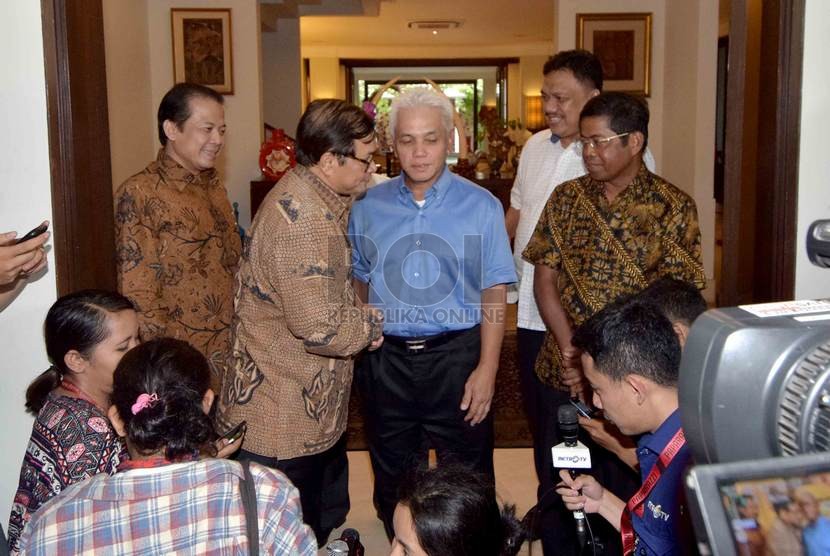  Politikus PDIP Pramono Anung (kedua kiri) bersama Ketua Umum PAN Hatta Rajasa (kedua kanan) usai melakukan pertemuan tertutup di kediaman Hatta rajasa, Jakarta, Rabu (12/11).  (Republika/Agung Supriyanto)