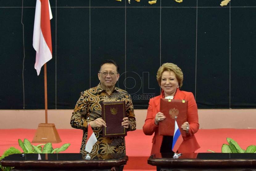  Ketua DPD Irman Gusman (kiri) bersama Ketua Majelis Federasi Rusia Valentina Ivanovka Matviyeko(kanan) saat penandatanganan nota kesepahaman (MoU) dengan di Gedung DPD RI, Senayan, Jakarta Pusat, Rabu (12/11). (Republika/Agung Supriyanto)