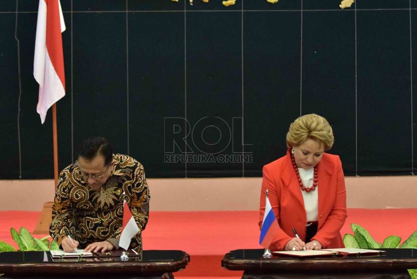  Ketua DPD Irman Gusman (kiri) bersama Ketua Majelis Federasi Rusia Valentina Ivanovka Matviyeko(kanan) saat penandatanganan nota kesepahaman (MoU) dengan di Gedung DPD RI, Senayan, Jakarta Pusat, Rabu (12/11). (Republika/Agung Supriyanto)