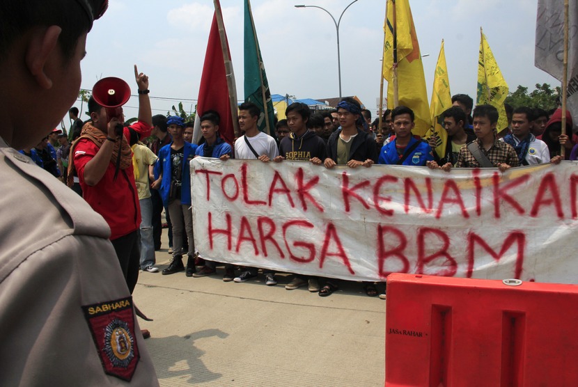 Sejumlah mahasiswa yang tergabung dalam Gempar (Geraka Mahasiswa Peduli Rakyat) berunjuk rasa menolak rencana kenaikan harga BBM di Curug, Serang, Banten, Kamis (13/11).  (Antara/Asep Fathulrahman)