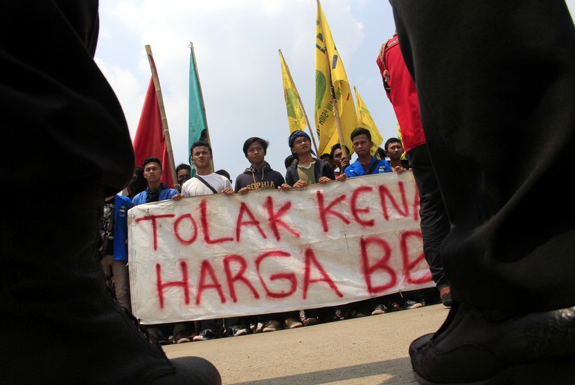 Sejumlah mahasiswa yang tergabung dalam Gempar (Geraka Mahasiswa Peduli Rakyat) berunjuk rasa menolak rencana kenaikan harga BBM di Curug, Serang, Banten, Kamis (13/11).  (Antara/Asep Fathulrahman)