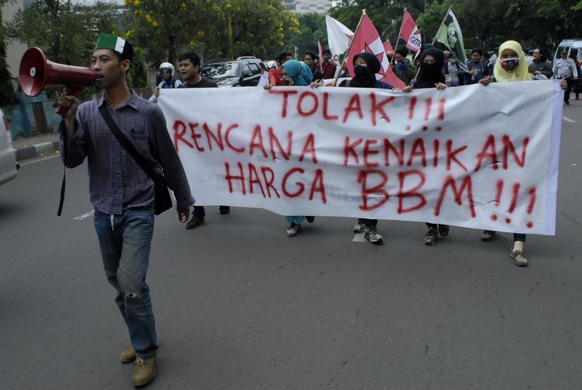   Mahasiswa dari berbagai elemen melakukan aksi menolak rencana kenaikan harga Bahan Bakar Minyak (BBM) di Tangerang, Banten, Kamis (13/11).  (Antara/Lucky R)