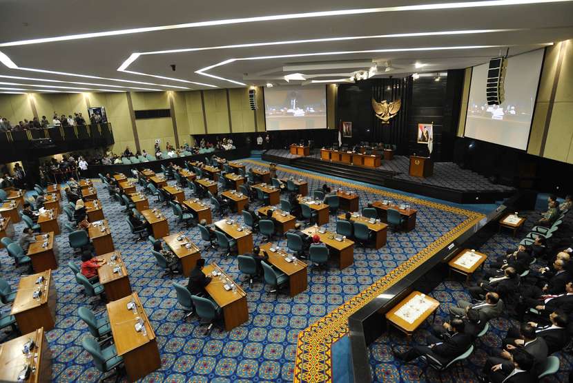  Suasana sidang paripurna istimewa pengumuman pengisian jabatan Gubernur DKI Jakarta di Gedung DPRD DKI Jakarta, Jumat (14/11). (Antara/Wahyu Putro A)